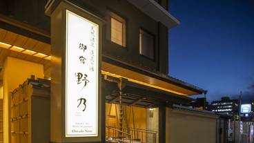 施設の正面 (日没後) / 7