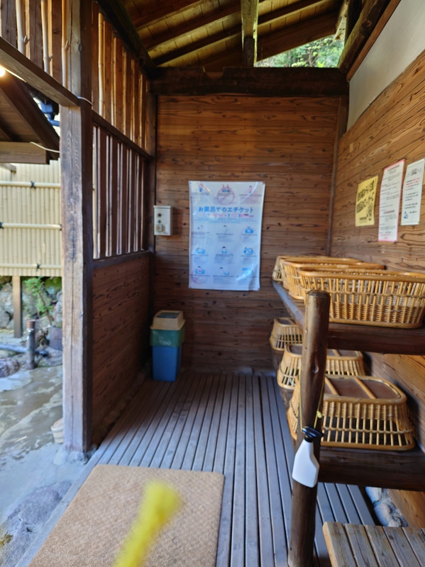 着替えはこんなスペース。一人だったから良かったです。