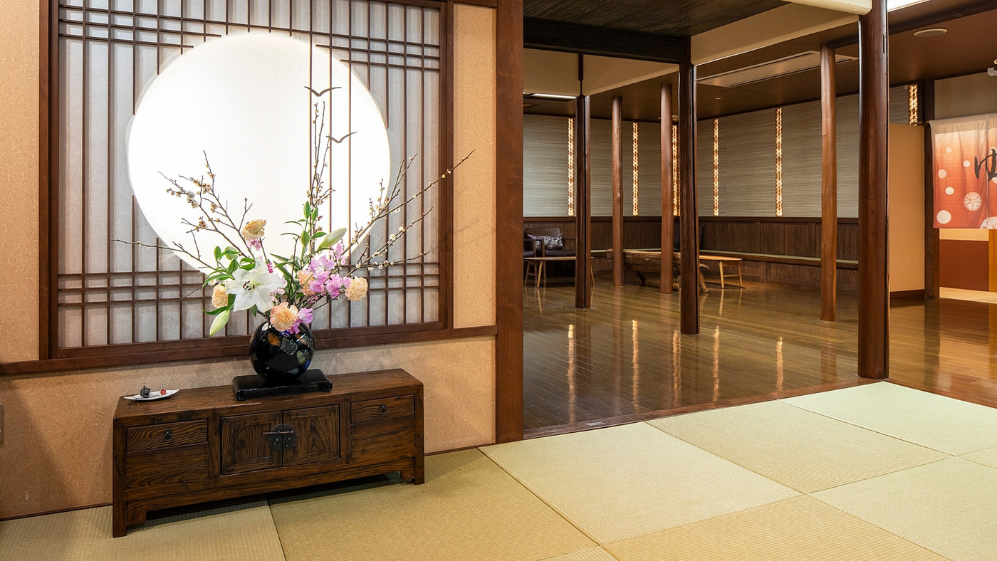 木のぬくもりあふれるロビーを抜けてお部屋へ3725276