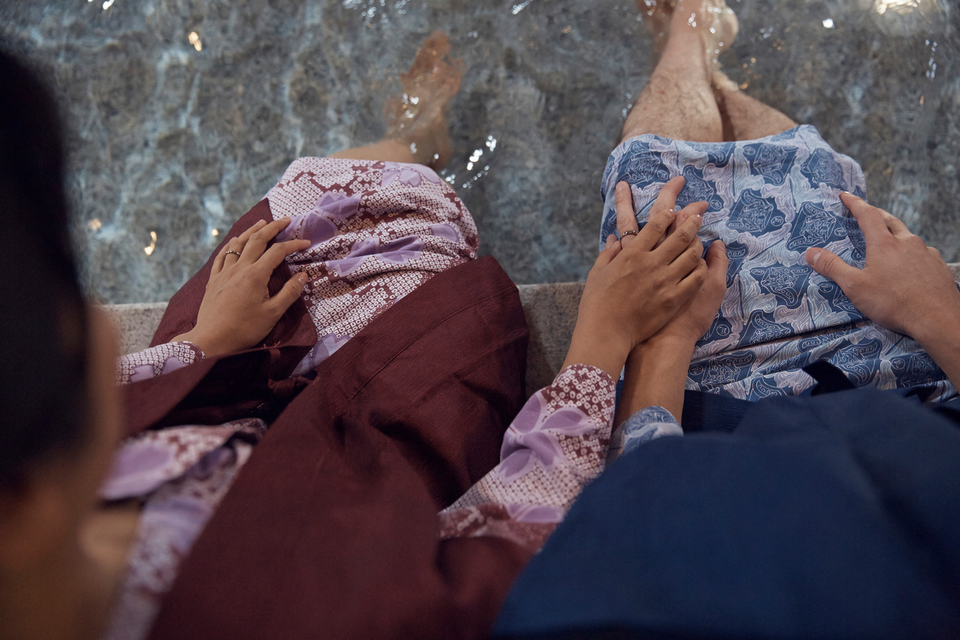 足湯に浸かる夫婦