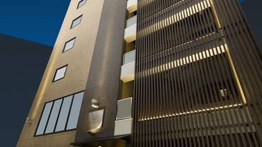 施設の正面 (日没後) / 1