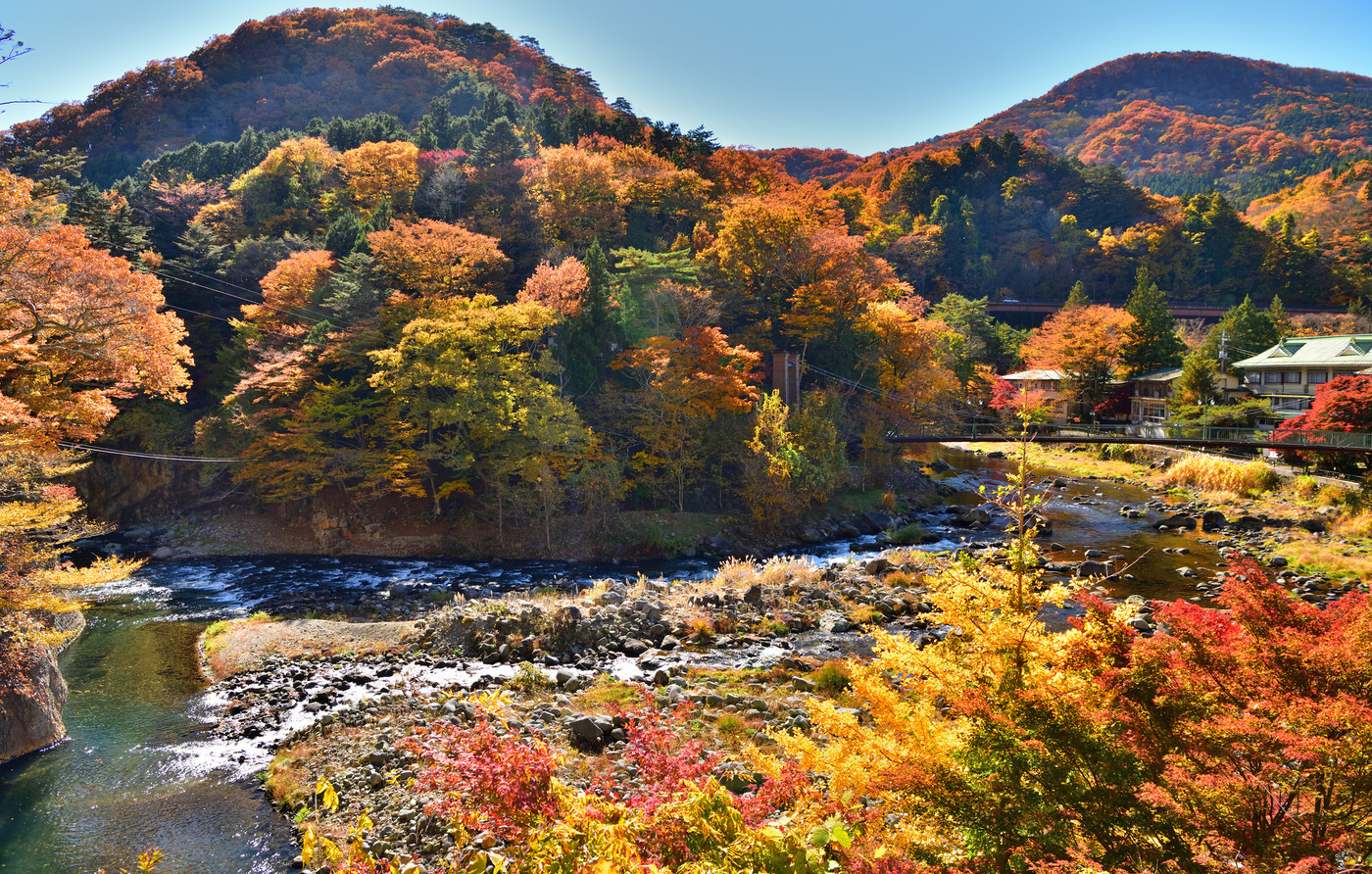 秋の紅葉に染まる塩原温泉