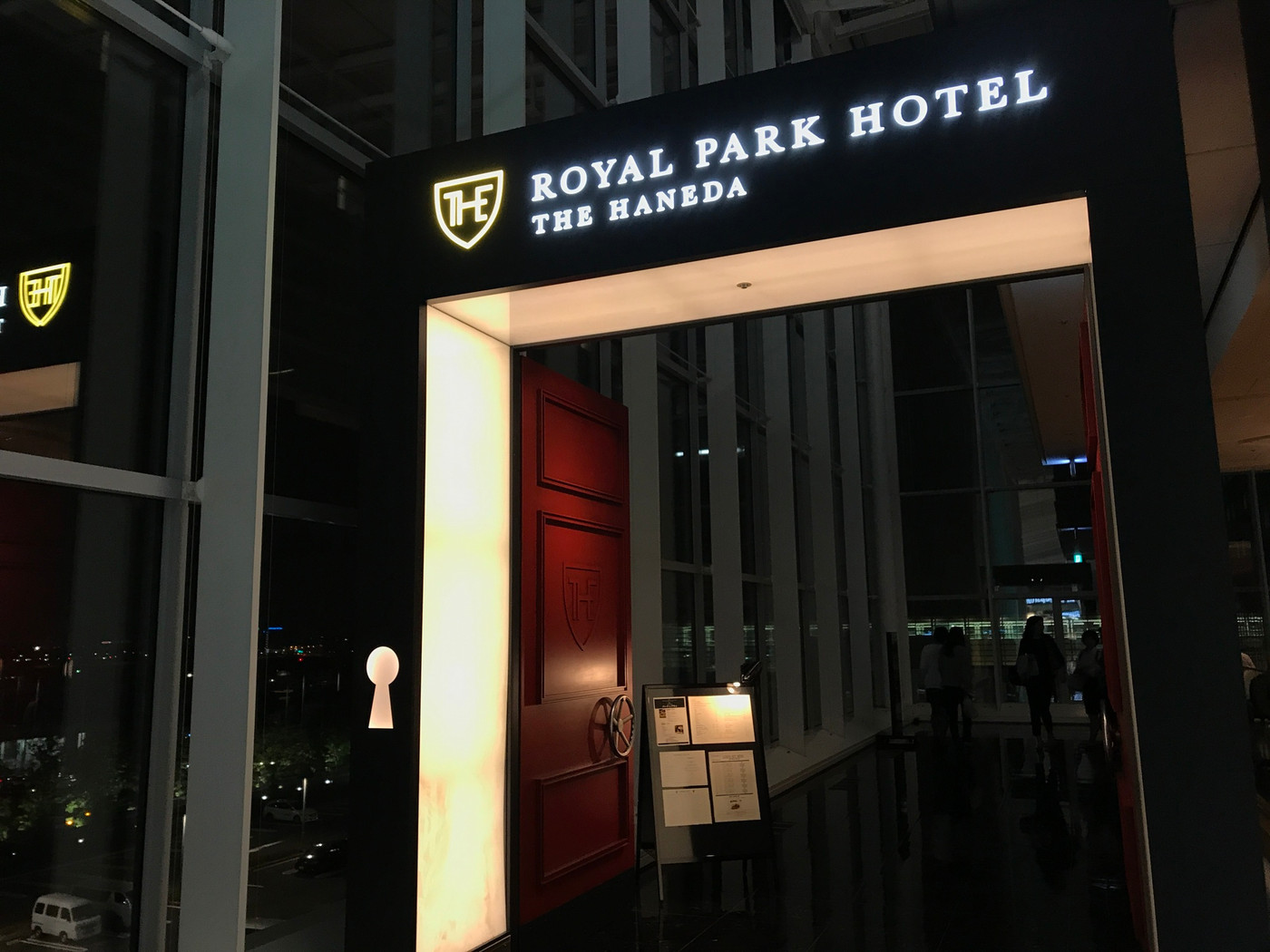 場所は、羽田空港国際線ターミナルの3階出発ロビー（北側）1431692