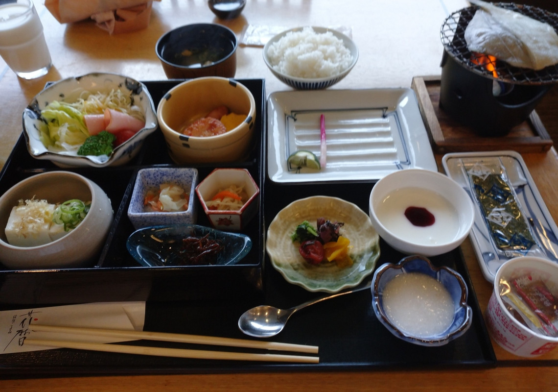 朝食、冷奴、野菜のマリネ、ハムサラダなど