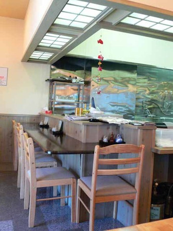 「ひみ家」内観 1059109 店内の風景です。カウンターと右手が調理場です。左手には４人掛けテーブルが１つあります。