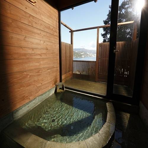 絶景を望む貸切風呂で
名湯をさらに味わう / 2