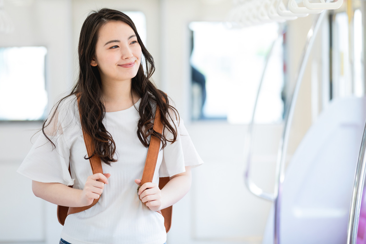 電車 女性 撮影協力「京王電鉄株式会社」
