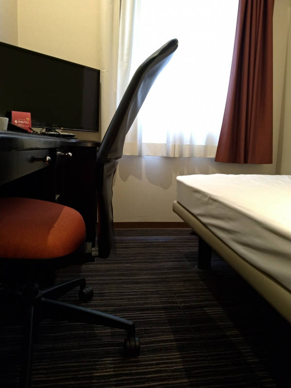 この背もたれが本当にでかくて邪魔でした