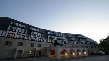 施設の正面 (日没後) / 4