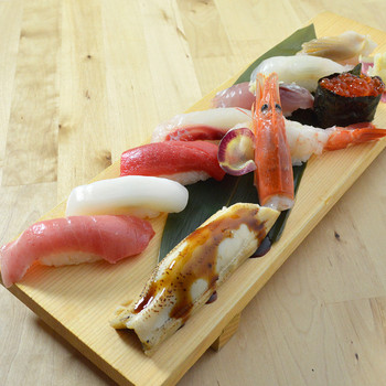 「築地虎杖　魚河岸千両」料理 584102 寿司　河岸の千両箱　2,500円