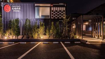 施設の正面 (日没後) / 3