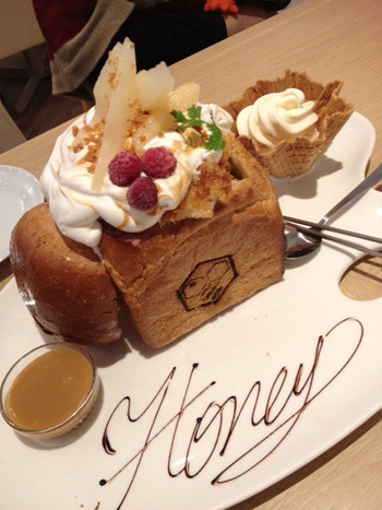 「ハニトーカフェ  秋葉原店」 料理 23031365 期間限定、花畑牧場キャラメル付きハニトー