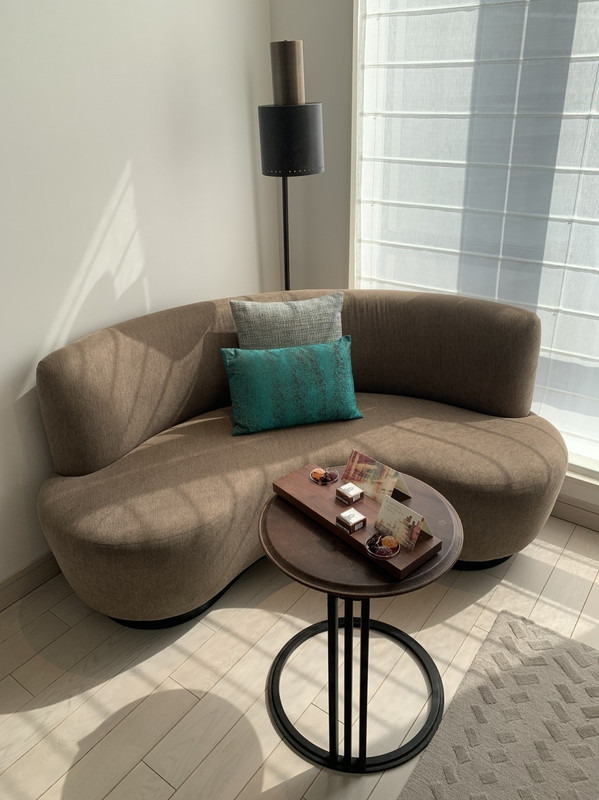 座り心地の悪いソファー。