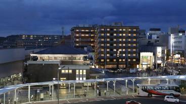 施設の正面 (日没後) / 4