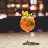 趣深いバーで
食前酒を嗜む / 3