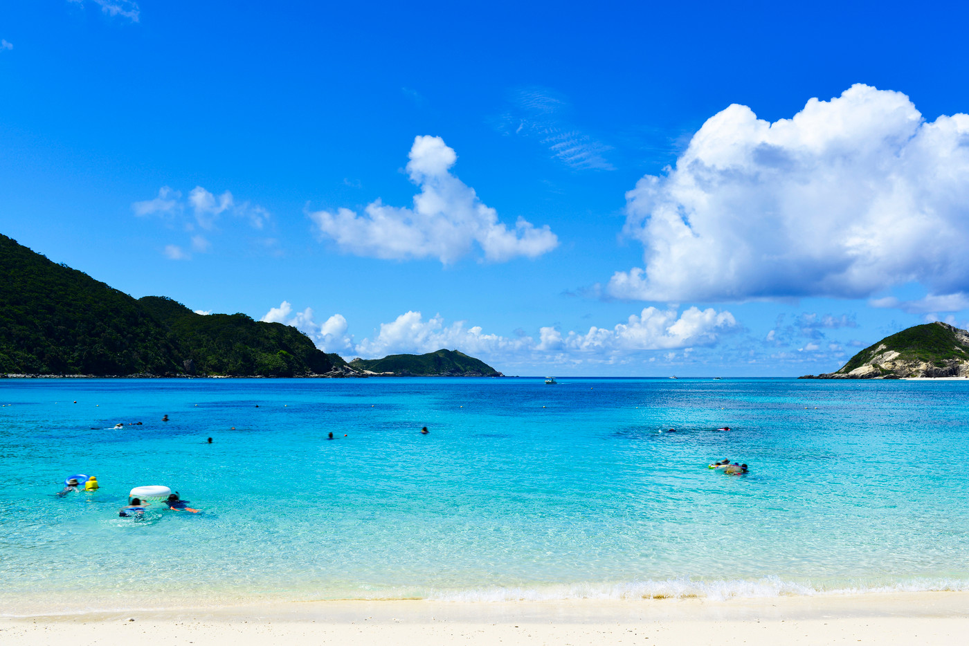 夏の沖縄　渡嘉敷の阿波連ビーチ