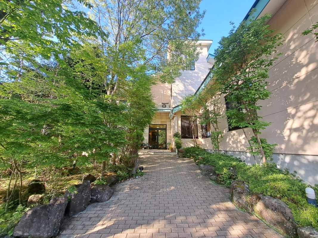 木々に囲まれて綺麗な外観です