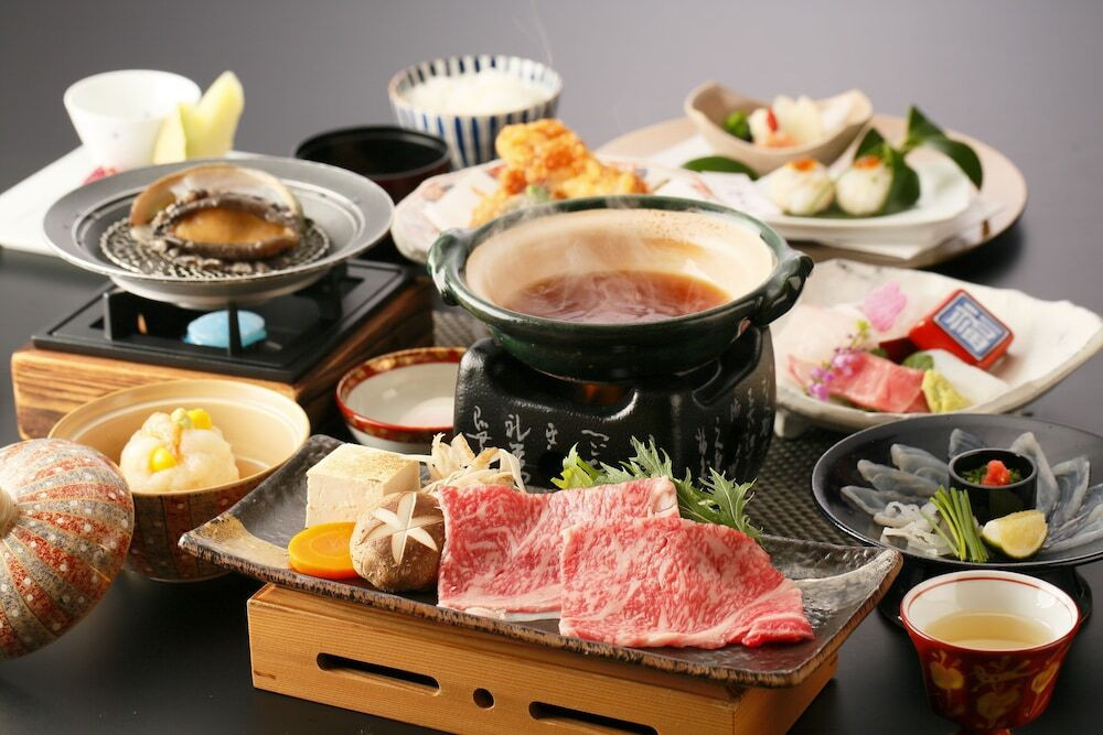 歴史ある温泉でゆったり。ご馳走を食べたあとは、天体ドームで星空観察を4059638