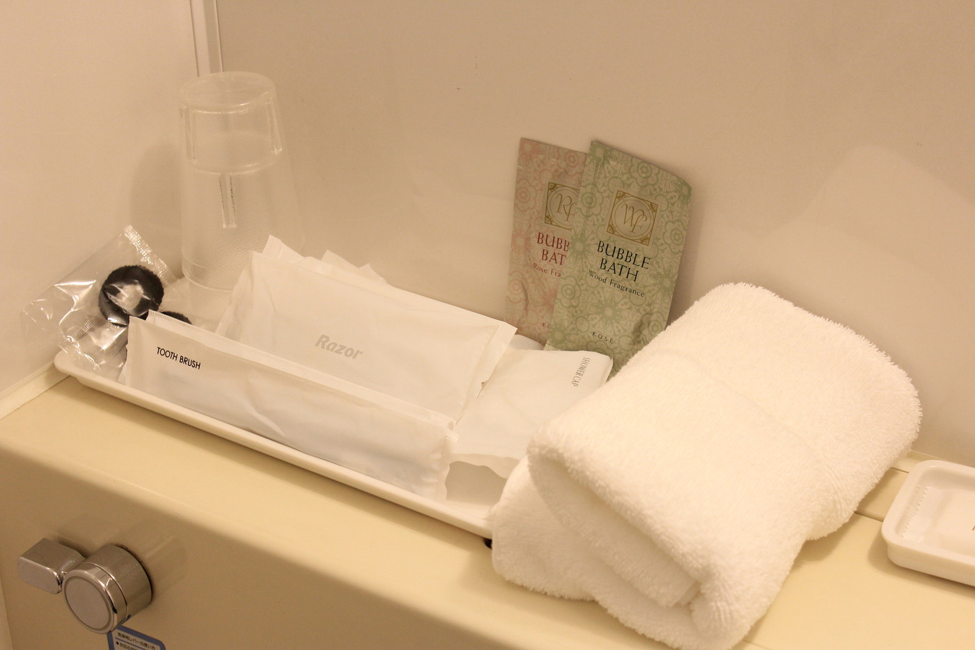 少し狭めで、古さを感じるユニットバス1997364