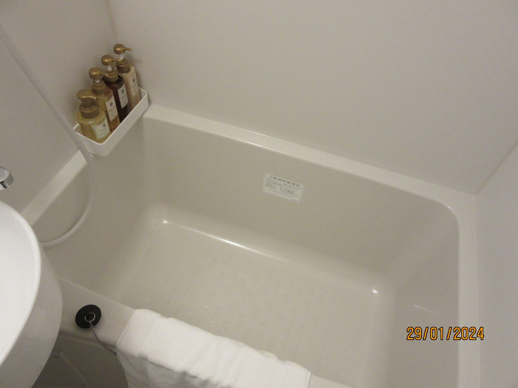 浴室も狭すぎる。