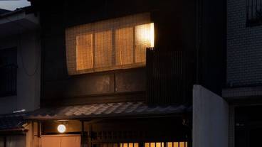 施設の正面 (日没後) / 2