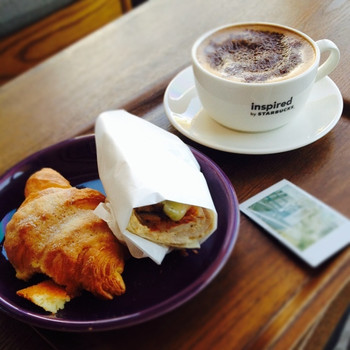 「ネイバーフッド アンド コーヒー 玉川3丁目店」料理 828514 カフェモカ、バジルチキンのホットラップ、クロワッサン☆
雰囲気の勝利。二子玉川っぽくない。ものすごく二子玉川っぽいんだけど。
コーヒーの味も違って感じる。