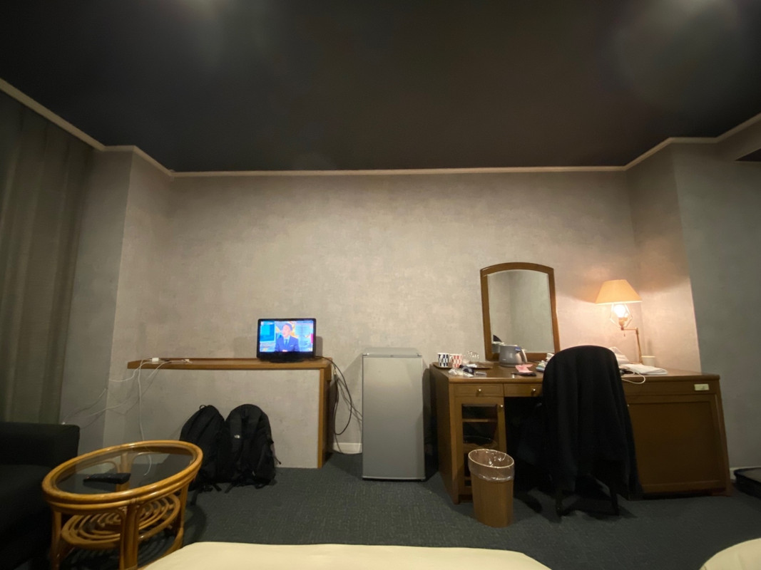 テレビが小さい。配線がぐちゃぐちゃ。