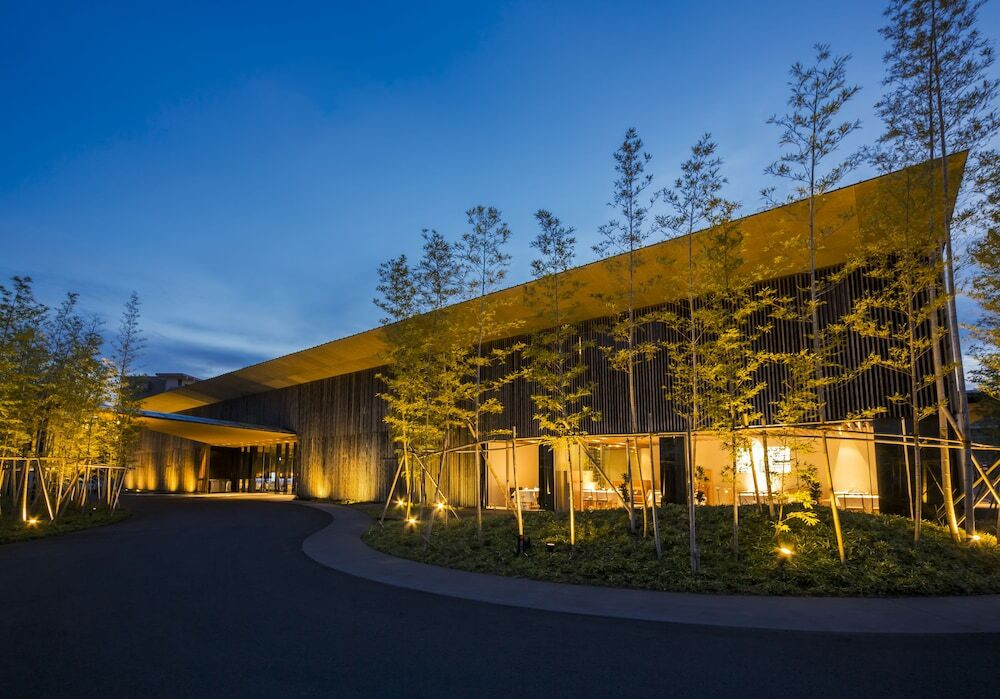 施設の正面 (日没後)