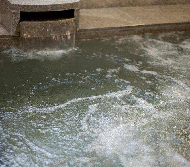 温泉におしゃれな食事
ホテルで元気を充電 / 1