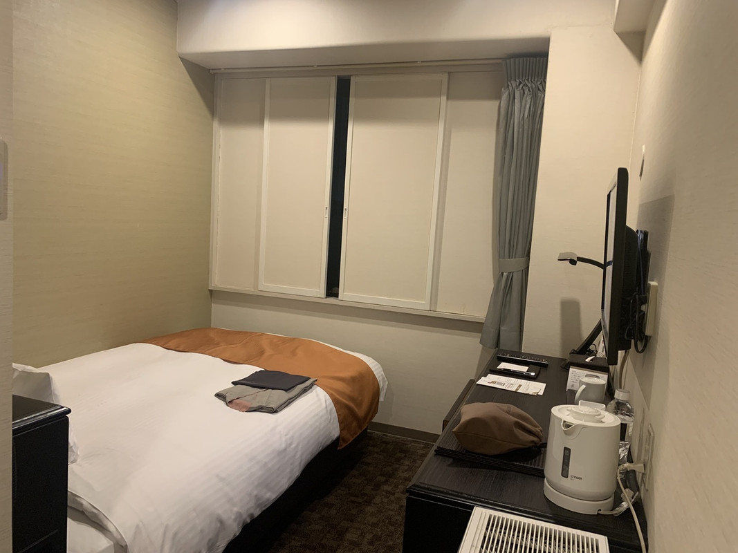 ひとりで宿泊するのに十分な室内です。