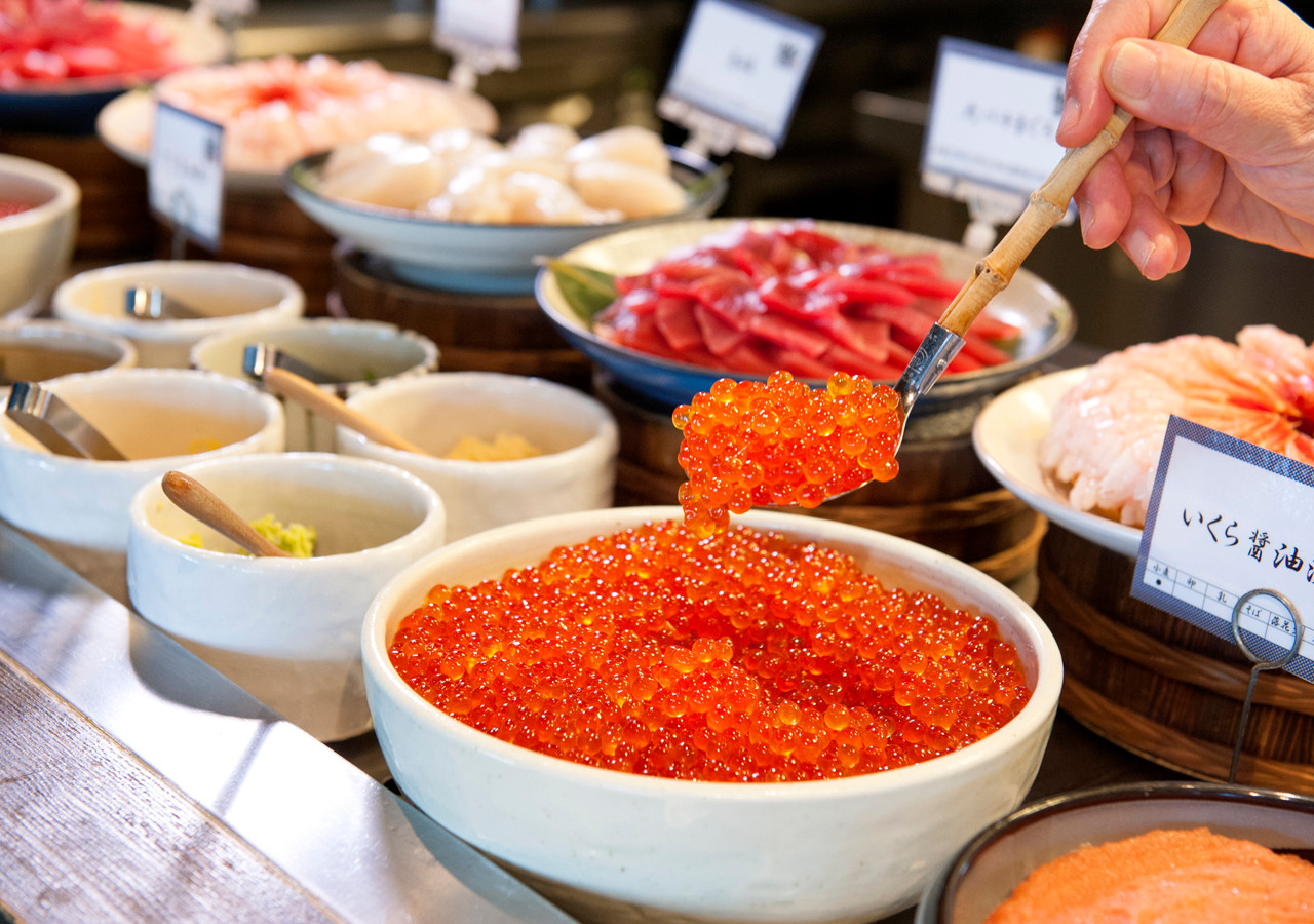 イクラ、いか、甘エビ…。お好きな具材でオリジナル海鮮丼を4277572