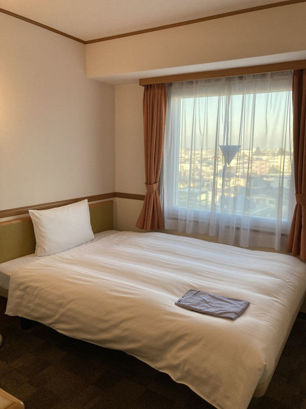 少し大きめのベットと窓