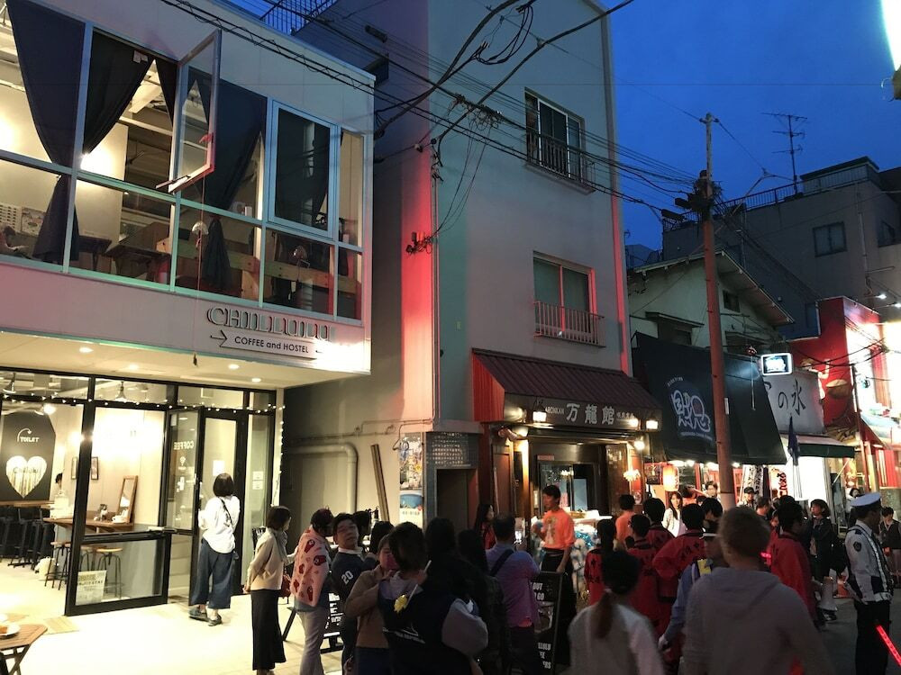 施設の正面 (日没後)