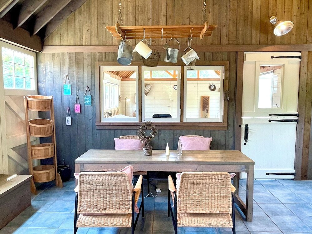 客室内のダイニングエリア