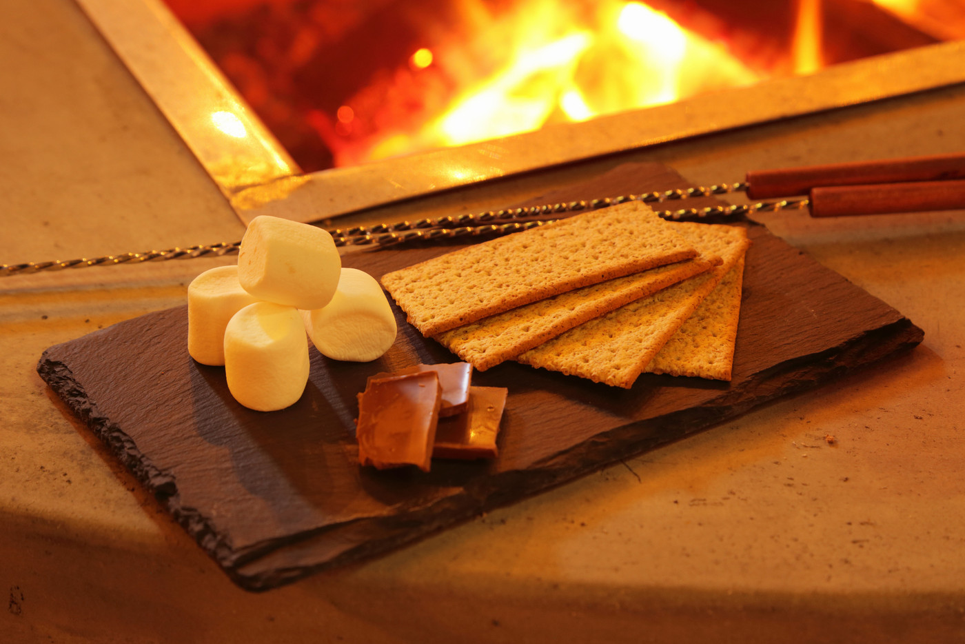 焚き火やロッジ風の朝ご飯。まるで旅をしているみたい！4002771