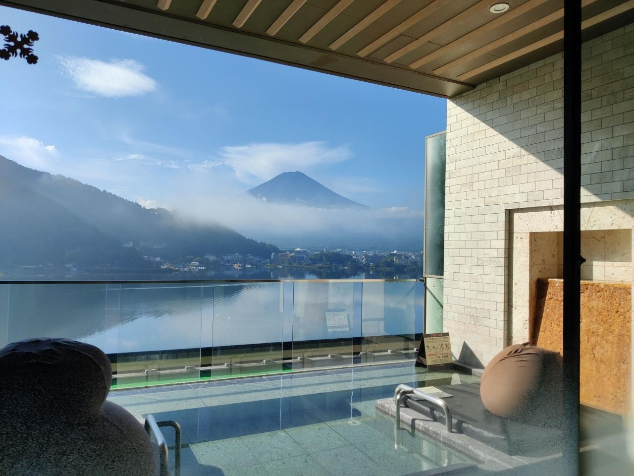 全客室から河口湖と富士山を一望。露天風呂付き客室もあるリゾートスタイルのホテル4044786