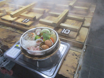 「地獄蒸し工房 鉄輪」 料理 96723168 地獄釜へ投入