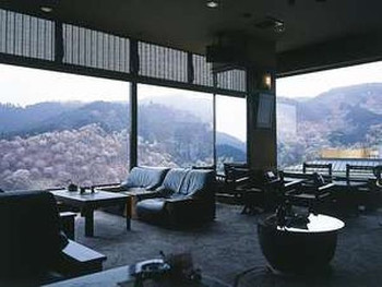 大きな窓ガラスのロビーは、千本桜の特等席3439923