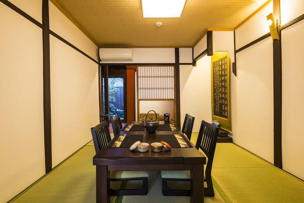 客室内のダイニングエリア