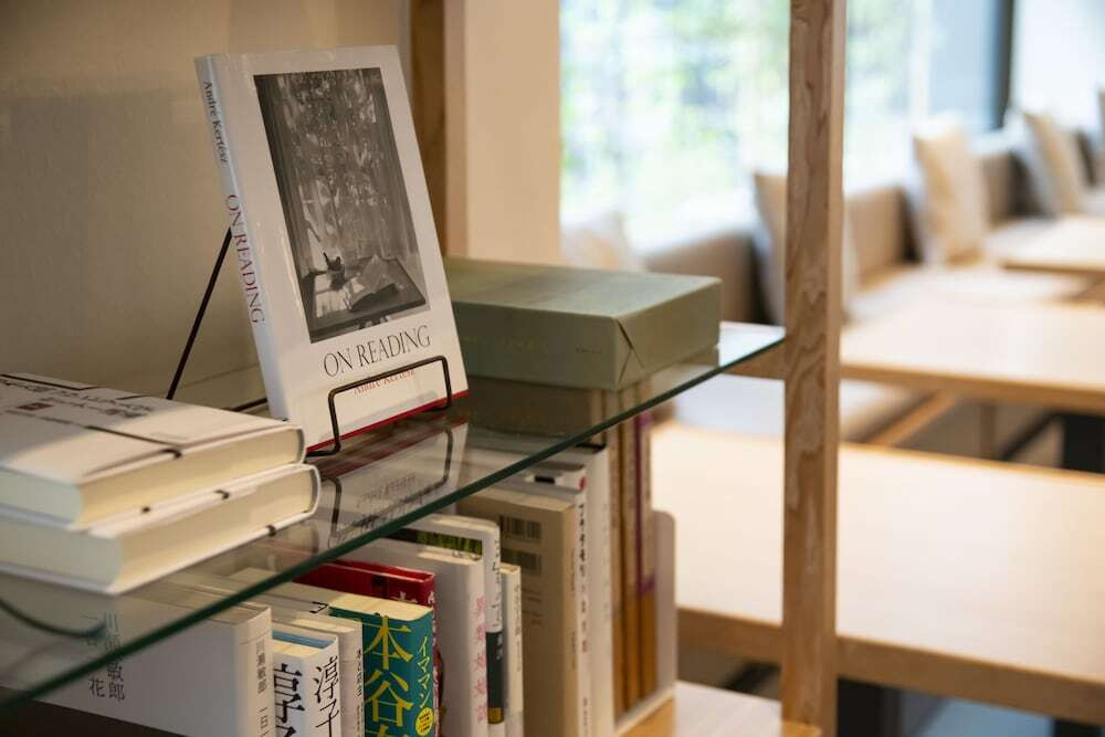 クラブラウンジの書籍コーナー