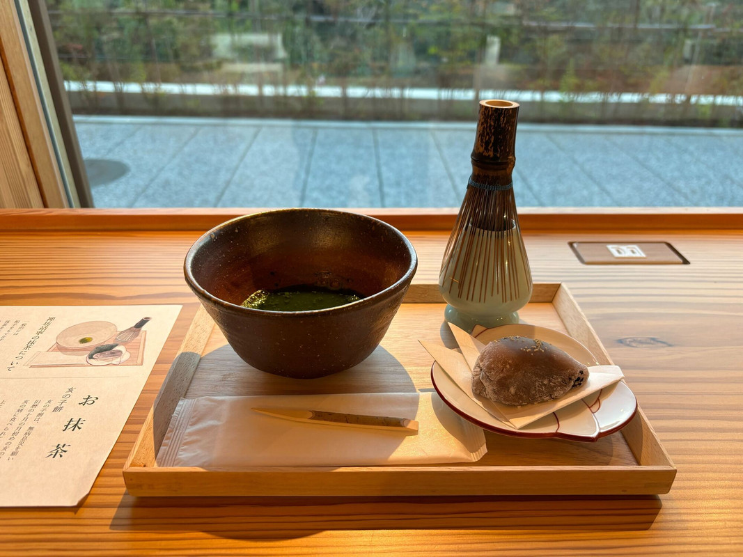 海外からのお客さんも多かったので、抹茶をたてると言う体験は、みなさん楽しそうでした / 5