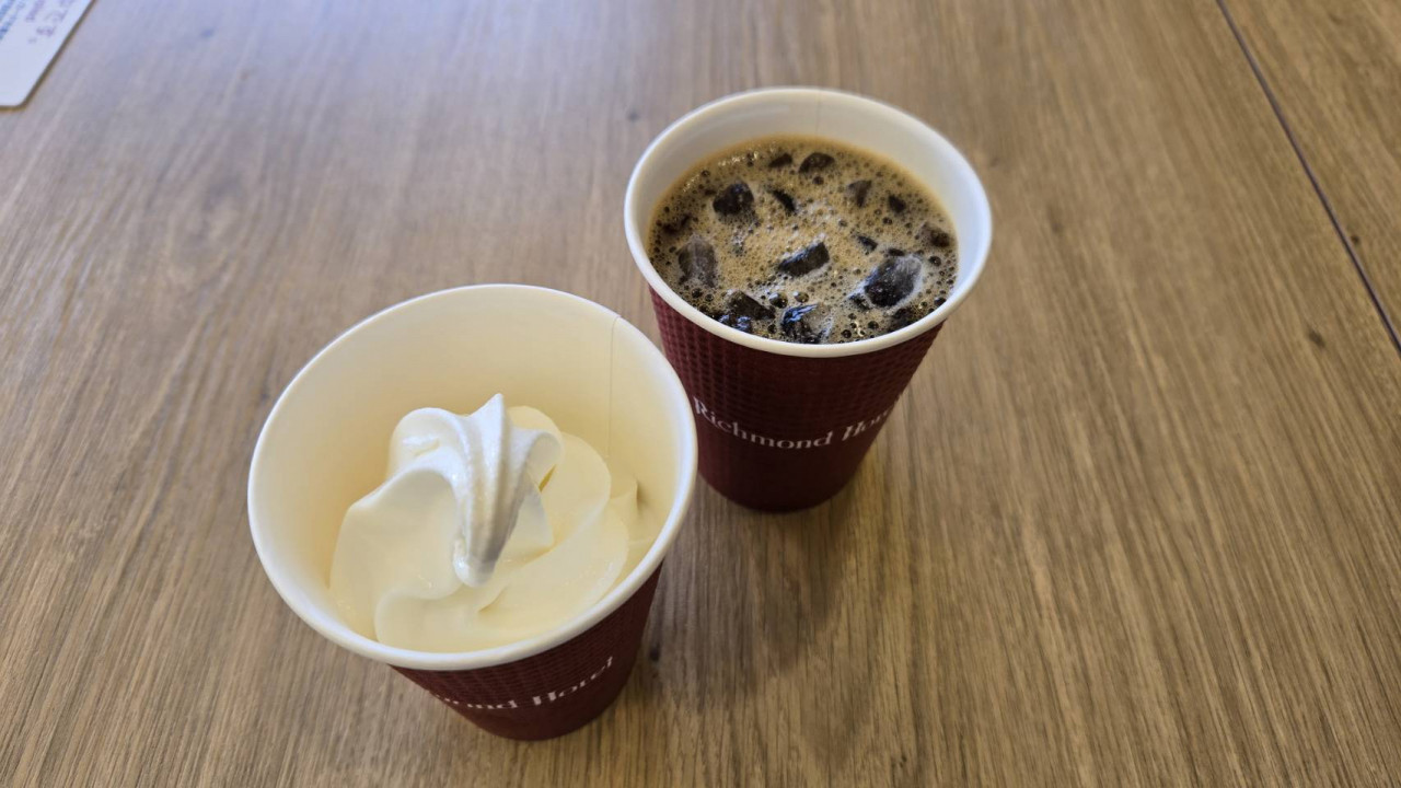ソフトクリームはバニラに苺がありました