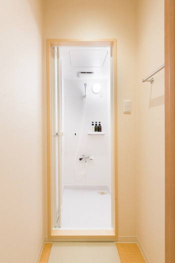 清潔感のあるシャワースペースはアメニティも充実3700443