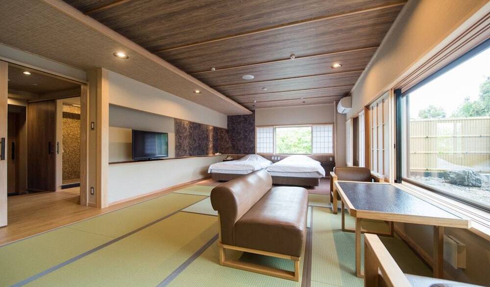 温泉風呂付き和洋室 / 1