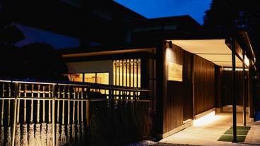 施設の正面 (日没後) / 1