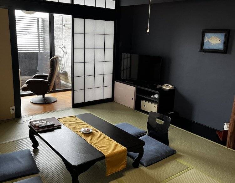 ゆったり時が流れる
寛ぎの客室へ / 2