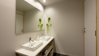 スタンダード ツインルーム シングルベッド 2 台 共用バスルーム