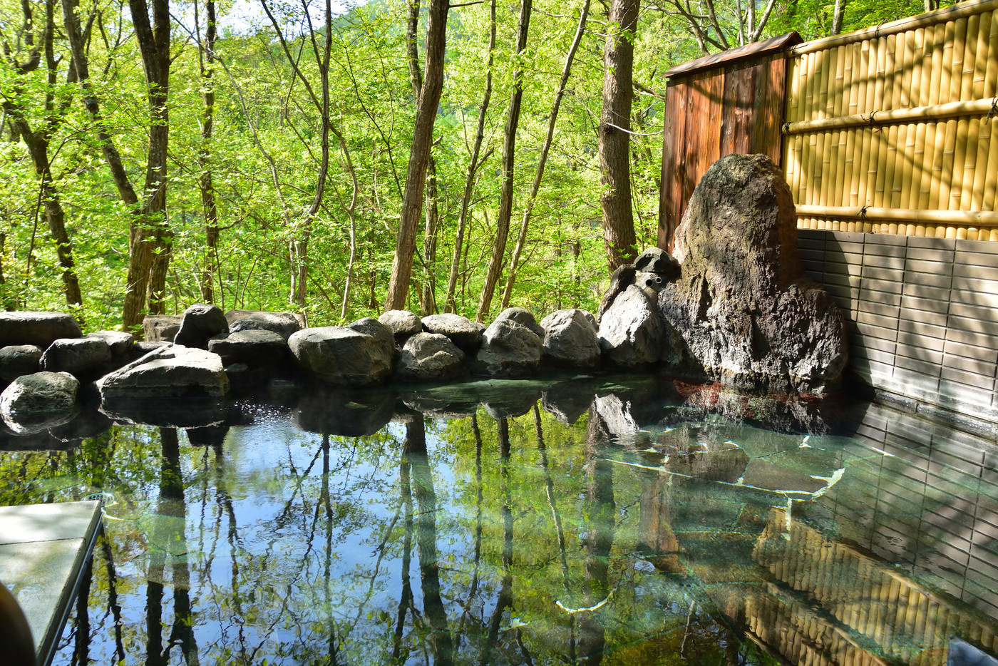 新緑の温泉露天風呂