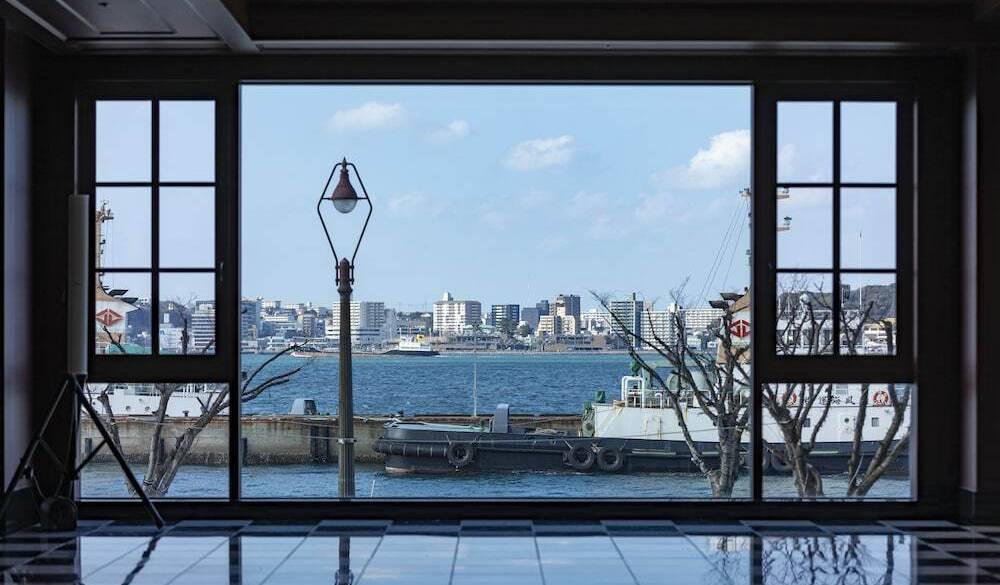 関門海峡を望むロビー / 1