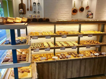 「ラスカルベーカリー 吉祥寺店」 内観 75647003 棚の中央辺りにキャラクターパンが並んでいます